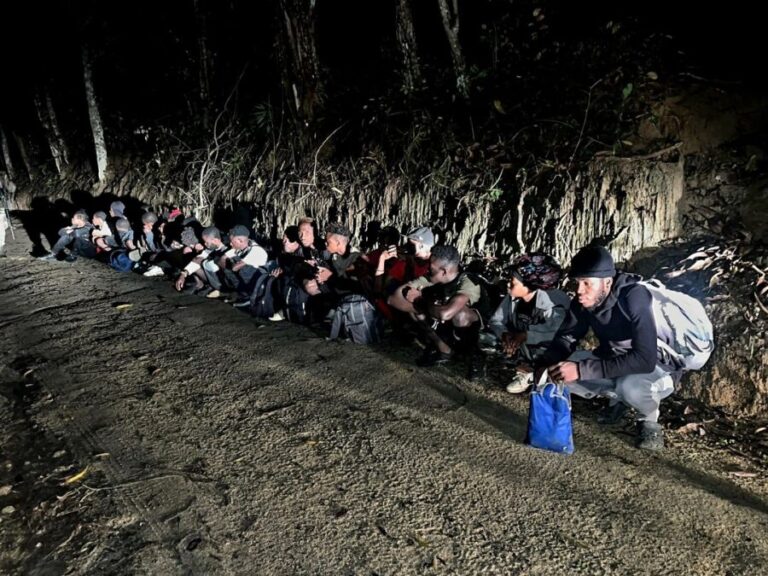 Haitianos-detenidos-por-ERD-en-Dajabon-900x675