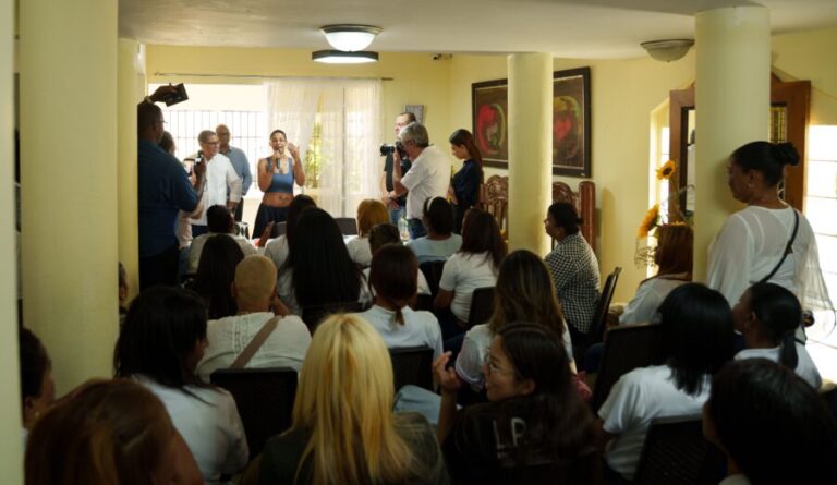 Tokischa-durante-su-visita-Hogar-Crea-900x521