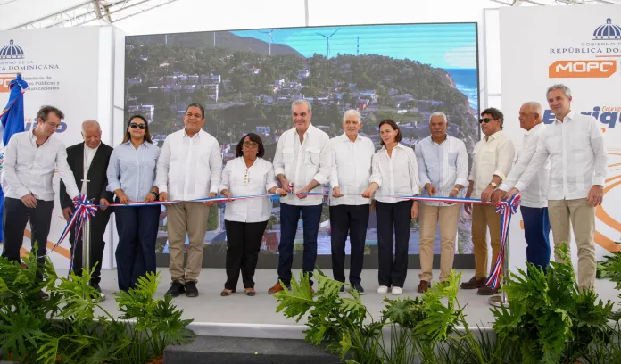 En-el-centro-Luis-Abinader-y-Eduardo-Estrella-junto-a-personalidades-en-Barahona-Foto-MOPC-scaled-1