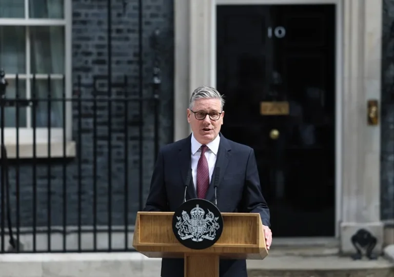 STARMER-DIMISION-PUERTA